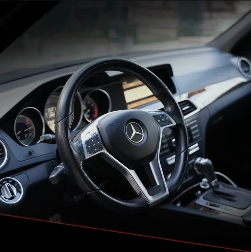 Merrni me qira një makinë në Tirana