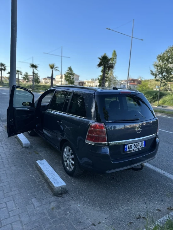 Rent a 2008 Opel Zafira in Durrës