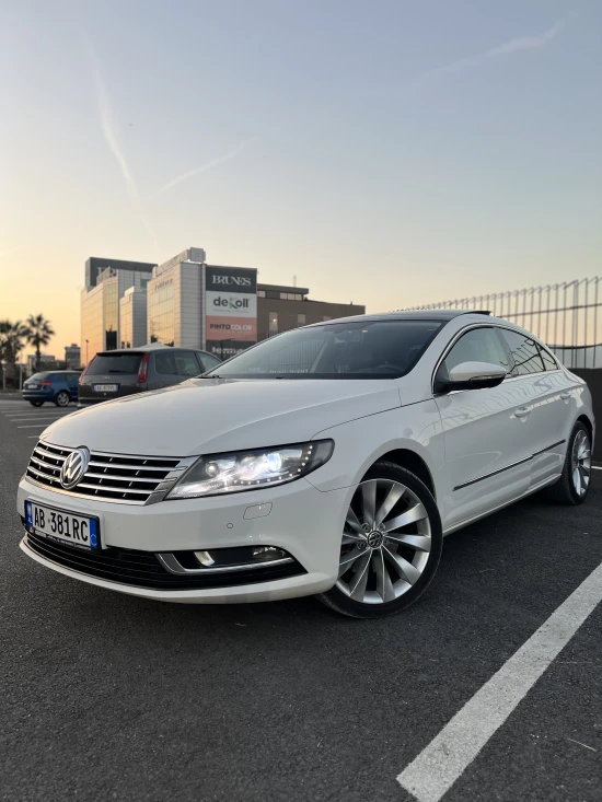 Merrni me qira një Volkswagen Passat CC të vitit 2012 në Tirana
