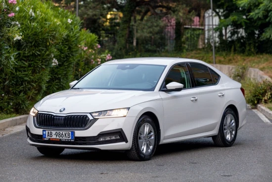 Wynajmij Skoda Octavia z 2023 roku w Tirana