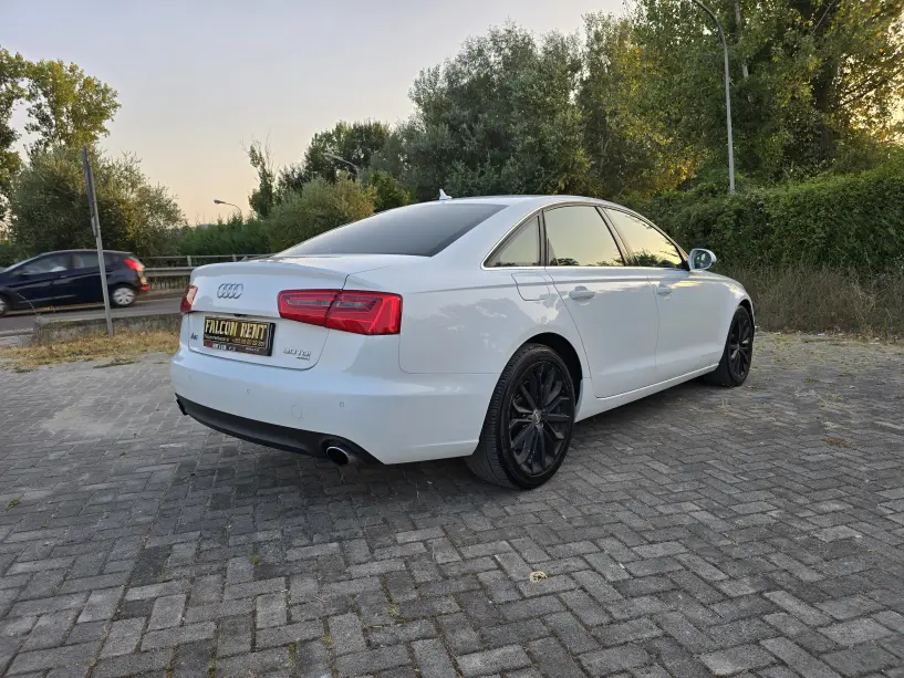 Noleggia un'auto a Tirana