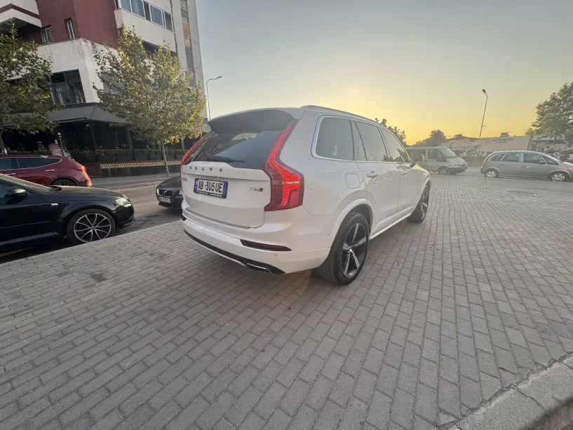 Noleggia un'auto a Tirana