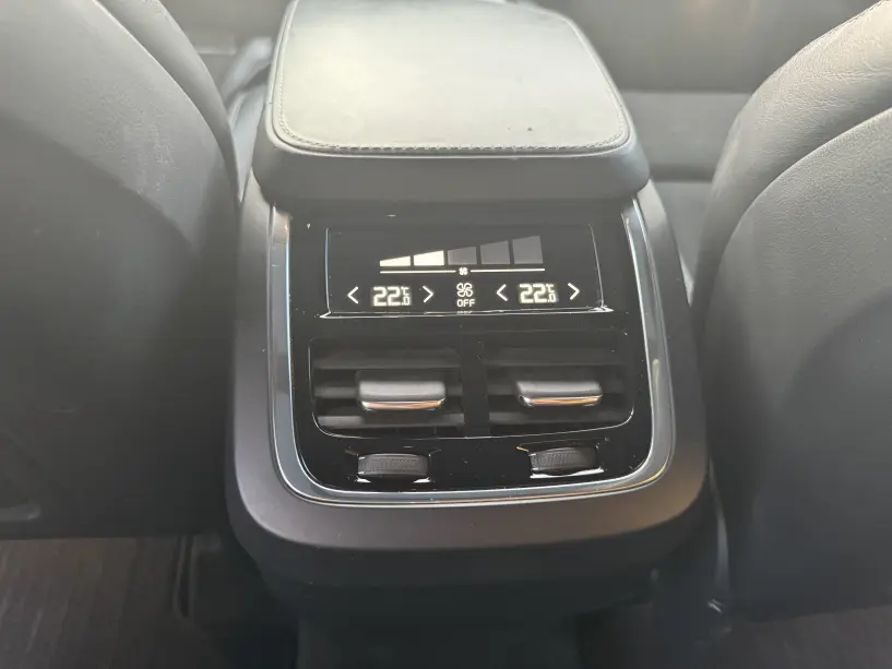 Noleggia un'auto a Tirana