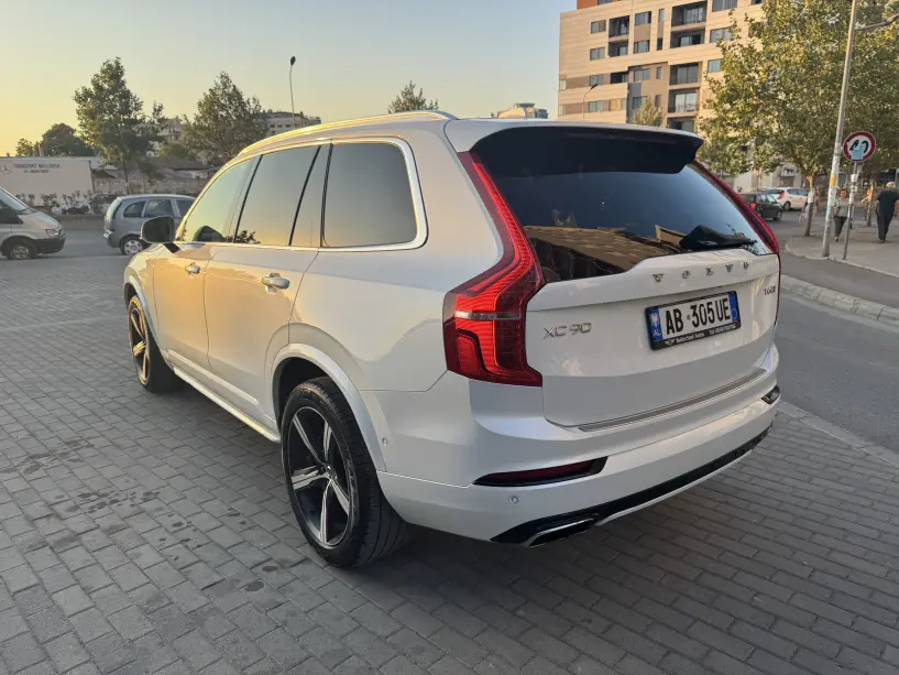 Noleggia un'auto a Tirana