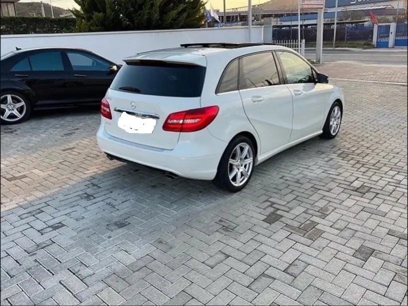 Alquila un coche en Tirana