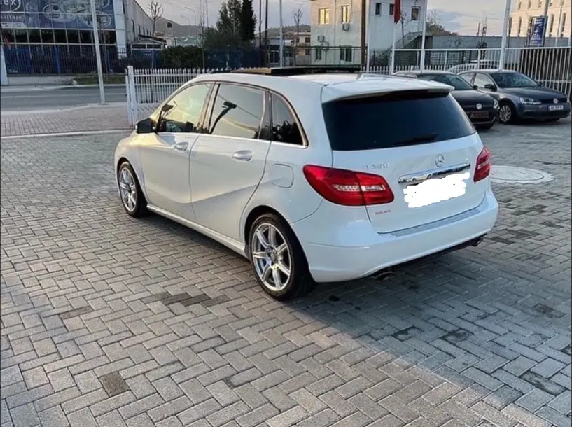 Alquila un coche en Tirana