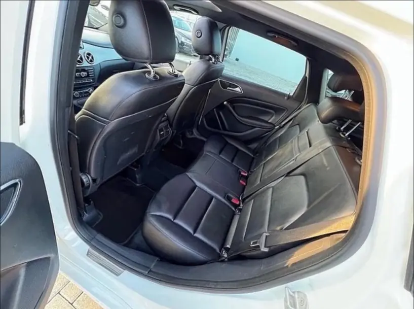 Alquila un coche en Tirana