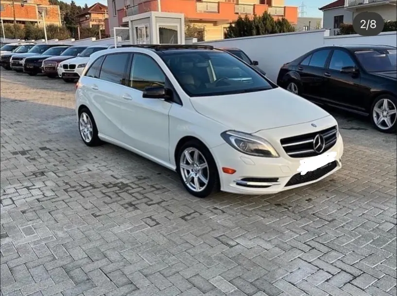 Alquila un coche en Tirana