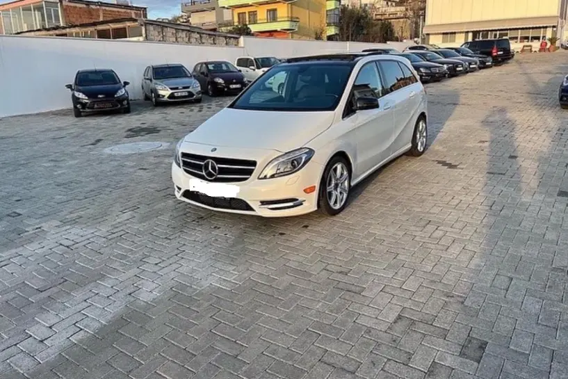 Alquila un coche en Tirana