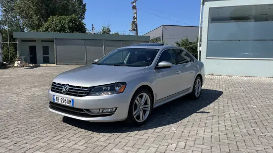 Louer une Volkswagen Passat de l'année 2013 à Tirana