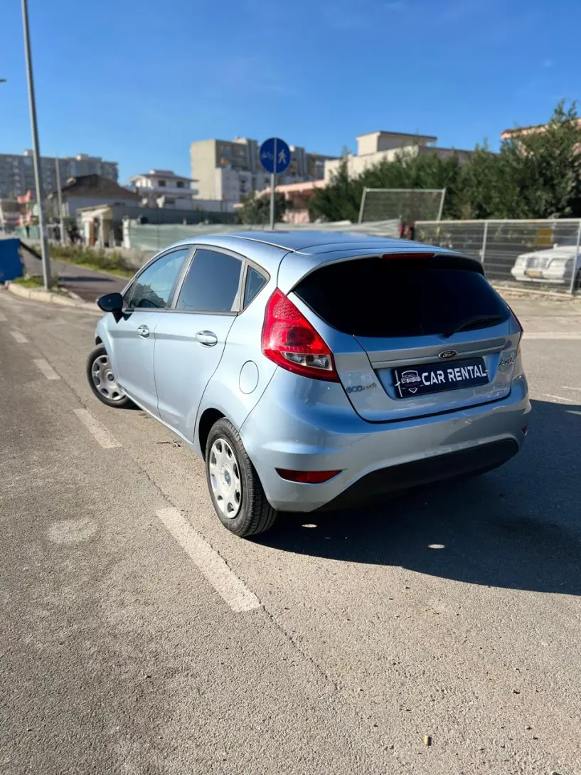 Merrni me qira një makinë në Tirana