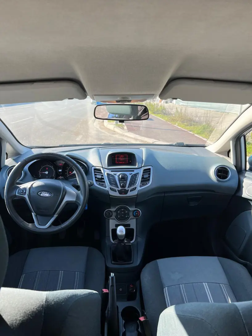 Merrni me qira një makinë në Tirana