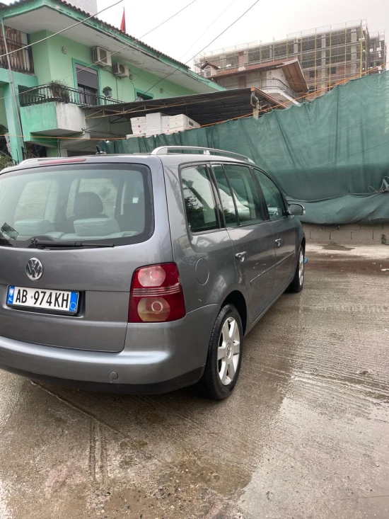 Noleggia una Volkswagen Touran dell'anno 2007 a Tirana