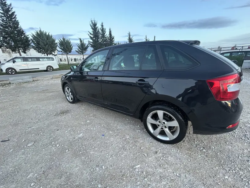 Merrni me qira një makinë në Tirana