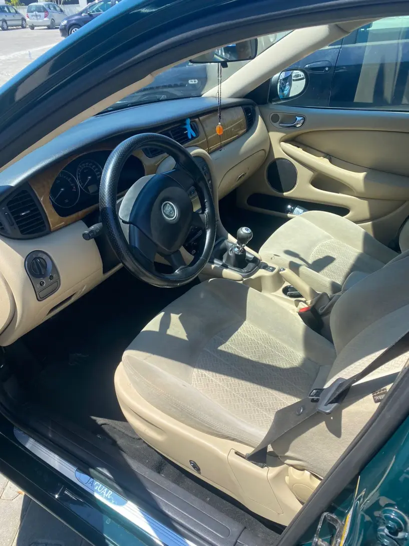 Merrni me qira një makinë në Tirana