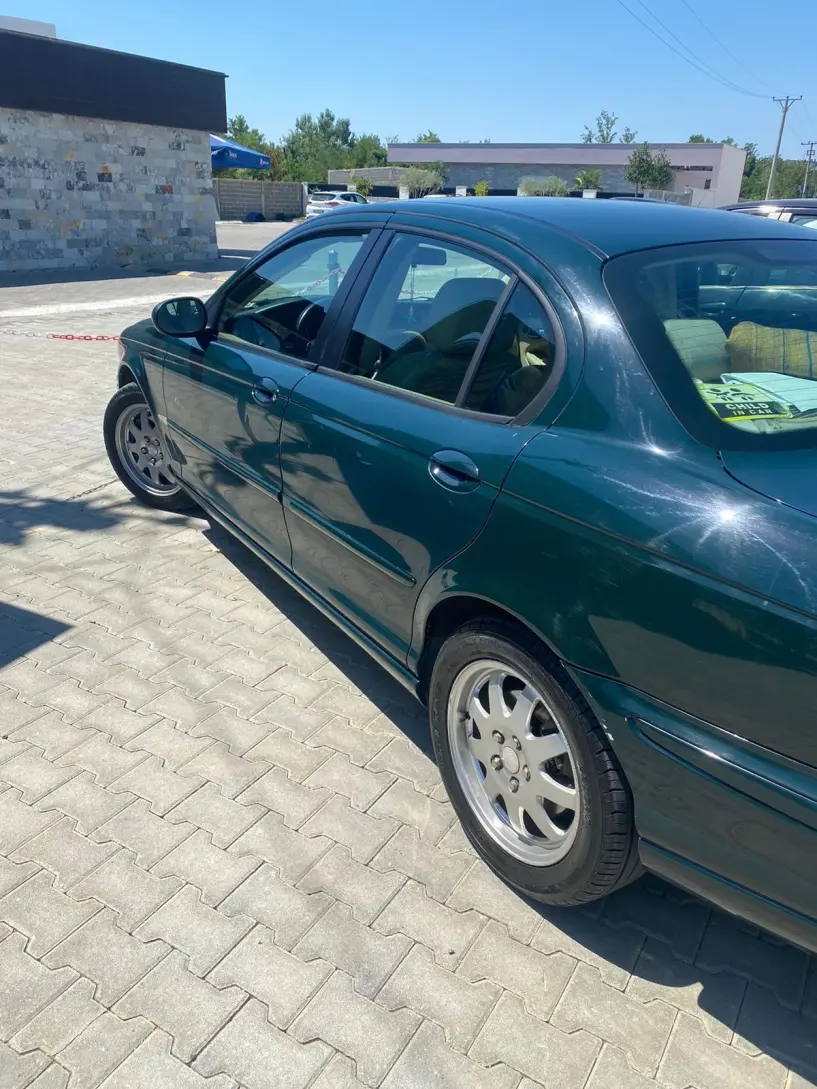 Merrni me qira një makinë në Tirana