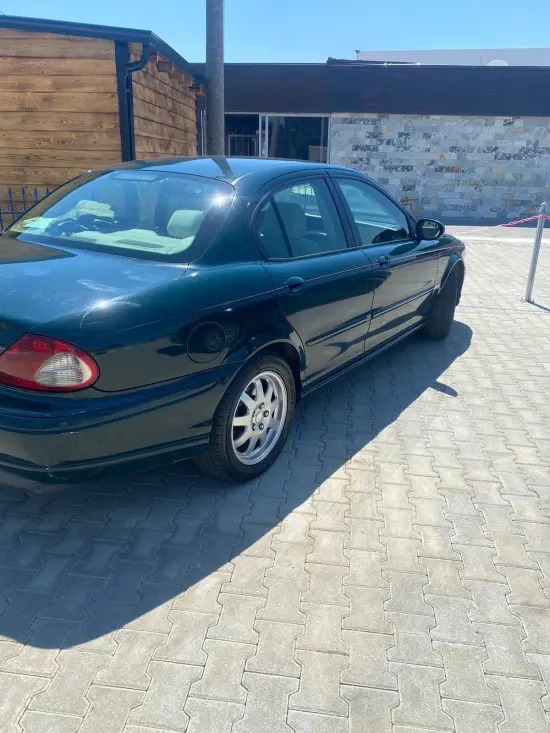 Merrni me qira një Jaguar Daimler të vitit 2005 në Tirana