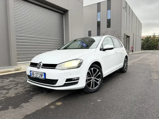 Merrni me qira një Volkswagen Golf 7 të vitit 2015 në Tirana