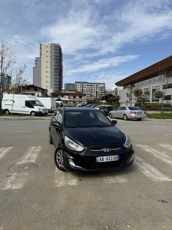 Noleggia una Hyundai Accent dell'anno 2017 a Tirana