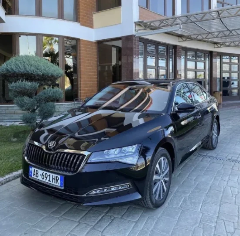 Alquila un coche en Tirana