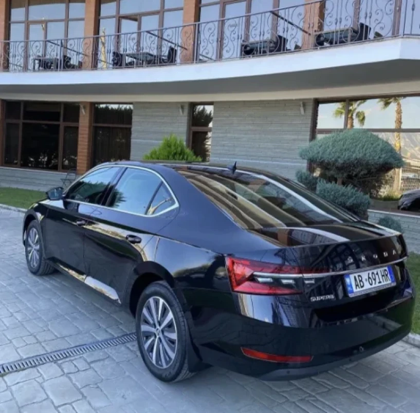 Alquila un coche en Tirana