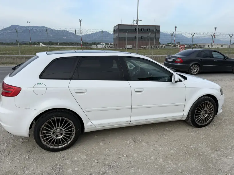 Alquila un coche en Tirana