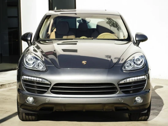 Wynajmij Porsche Cayenne z 2014 roku w Tirana