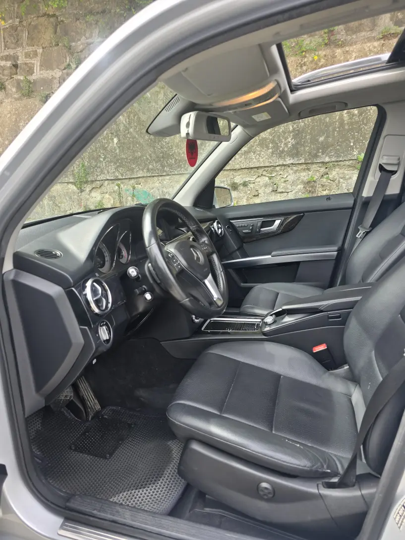 Merrni me qira një makinë në Elbasan