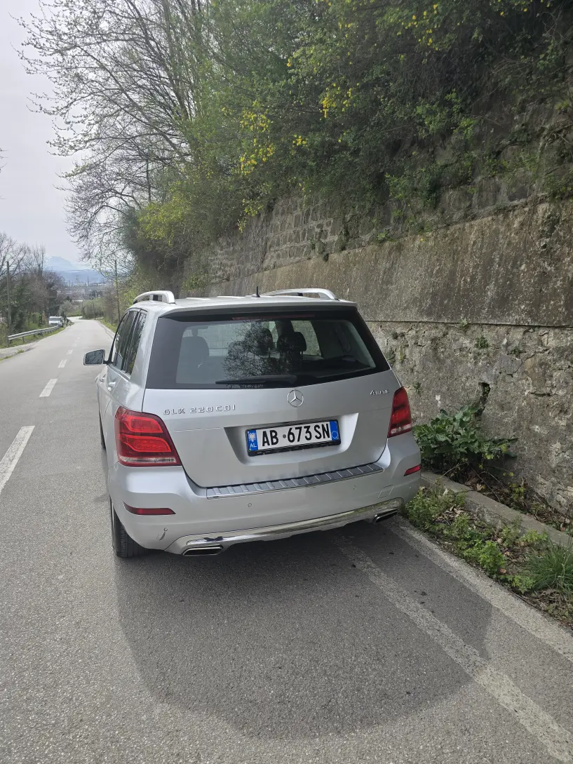 Merrni me qira një makinë në Elbasan