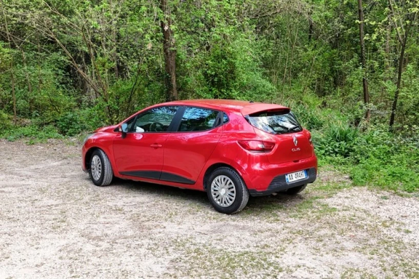 Merrni me qira një makinë në Tirana