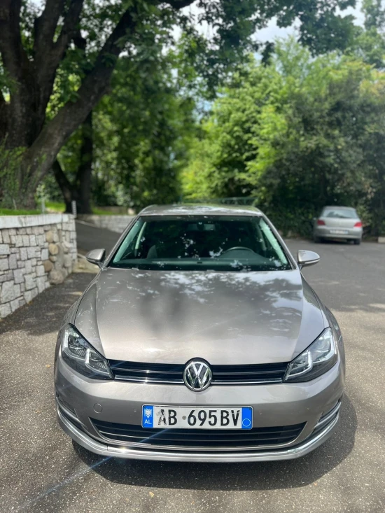 Noleggia una Volkswagen Golf 7 dell'anno 2016 a Tirana