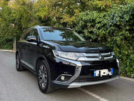 Wynajmij Mitsubishi Outlander z 2020 roku w Tirana