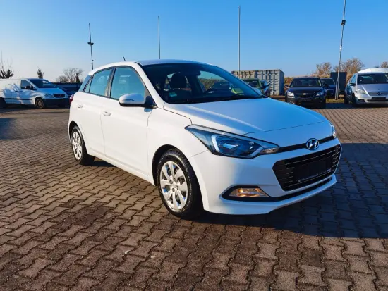 Noleggia una Hyundai i20 dell'anno 2018 a Tirana