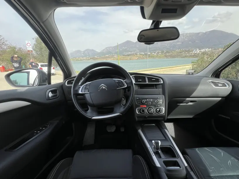 Noleggia un'auto a Tirana