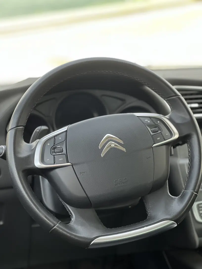 Noleggia un'auto a Tirana