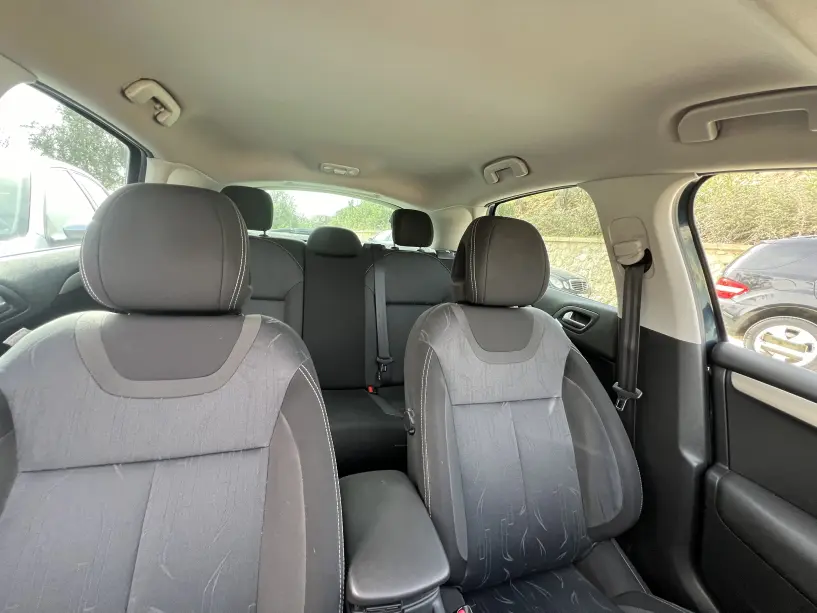 Noleggia un'auto a Tirana