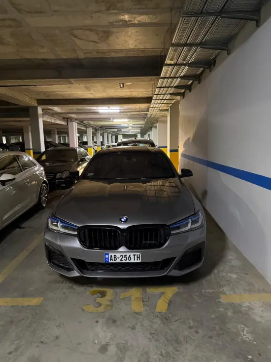 Noleggia una BMW 530 dell'anno 2014 a Tirana