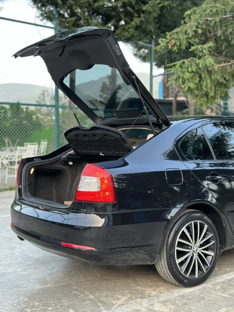 Merrni me qira një makinë në Elbasan