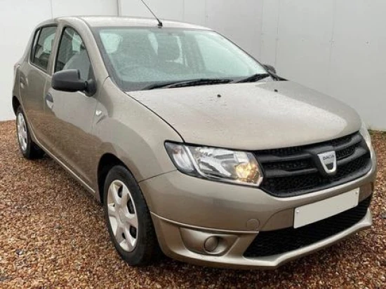 Merrni me qira një Dacia Sandero të vitit 2014 në Tirana