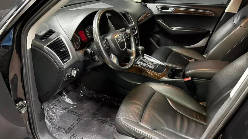 Merrni me qira një makinë në Tirana