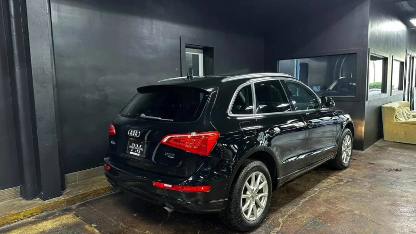 Merrni me qira një makinë në Tirana