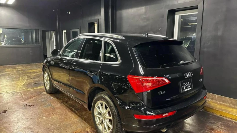 Merrni me qira një makinë në Tirana