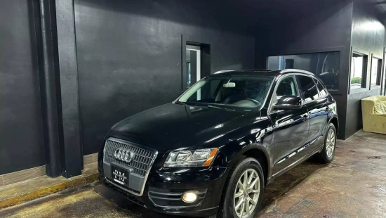 Louer une Audi Q5 de l'année 2012 à Tirana