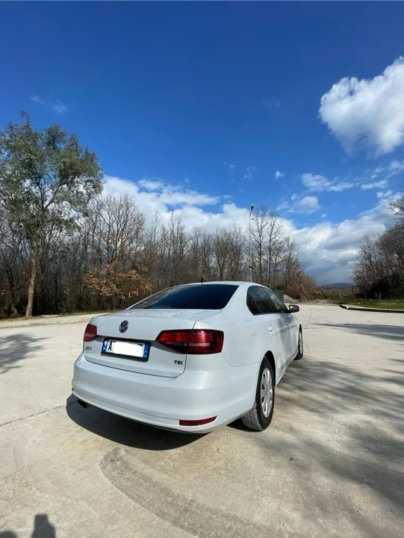 Noleggia un'auto a Tirana