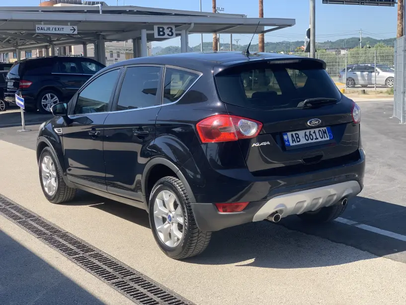 Merrni me qira një makinë në Tirana