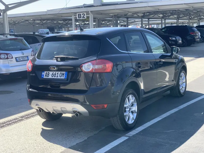 Merrni me qira një makinë në Tirana