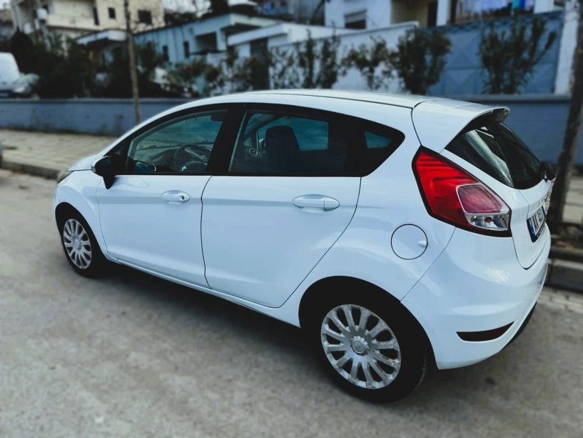 Alquila un coche en Tirana