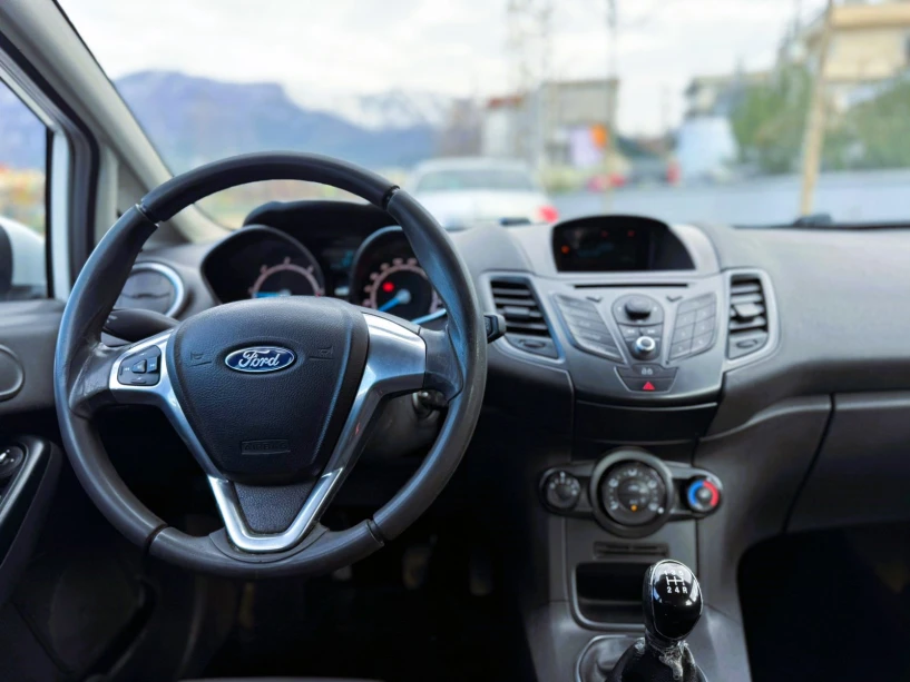 Alquila un coche en Tirana