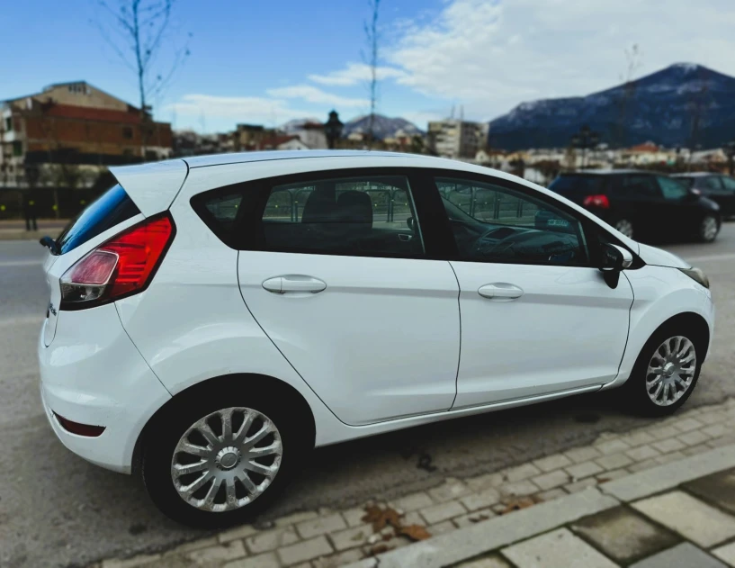 Alquila un coche en Tirana