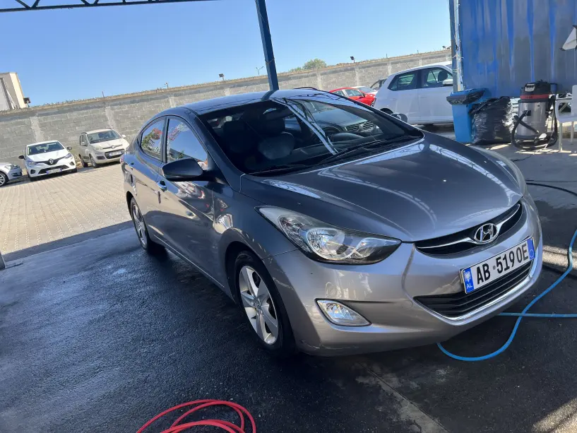 Alquila un coche en Tirana